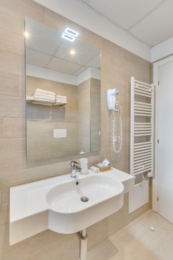 Apartaments Suites Ambassador 卡奥莱 外观 照片